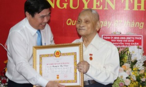 TP. Hồ Chí Minh trao Huy hiệu Đảng đợt 2-9 cho 2.869 đảng viên